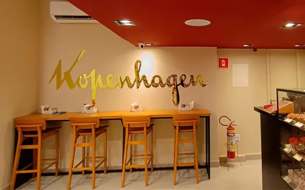 Fachada empresarial com luminoso