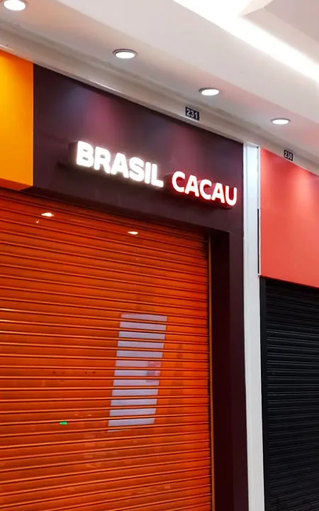 Fachada de loja com letreiro