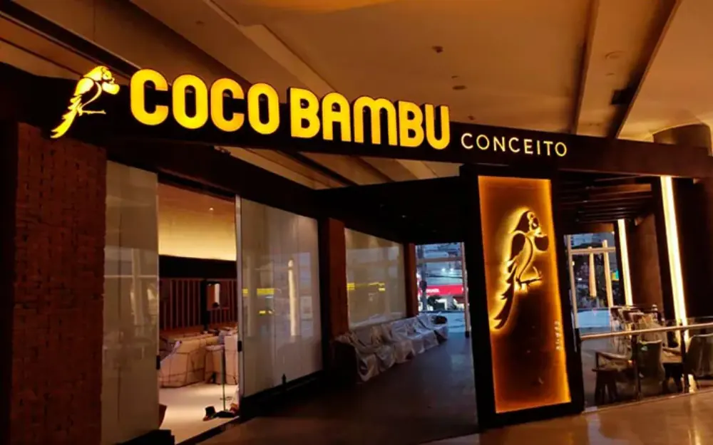 Coco Bambu Conceito — letras caixa iluminadas em fachada