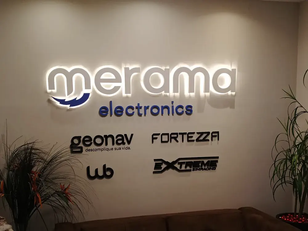 Merama Electronics — letras caixa backlit em recepção